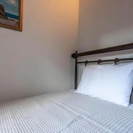 Areti's Dream House فليكا